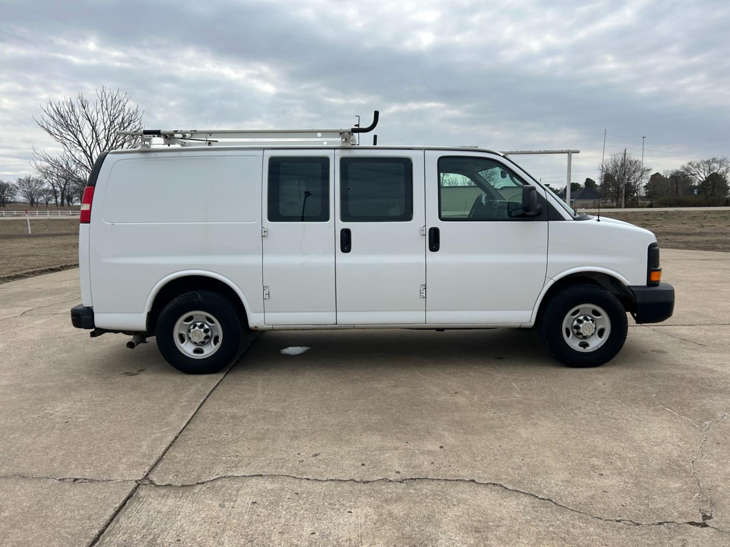 2012 White /Gray Chevrolet Express 2500 Cargo (1GCWGFCB4C1) with an 6.0L V8 OHV 16V FFV engine, 6-Speed Automatic transmission, located at 17760 Hwy 62, Morris, OK, 74445, (918) 733-4887, 35.609104, -95.877060 - Photo#3